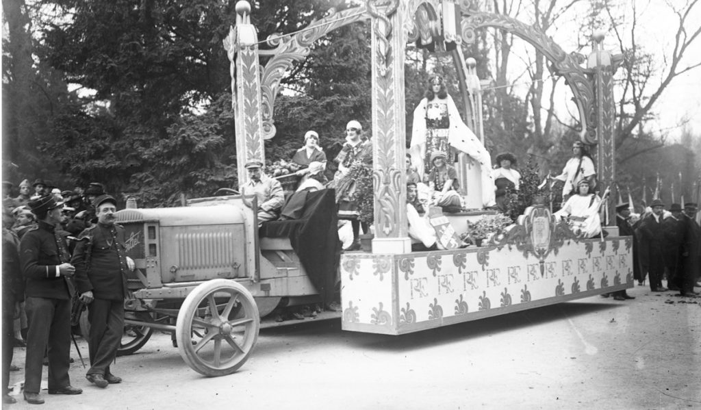 Défilé de la fête de l’armistice de 1918 ( ?) : char orné de drapeaux