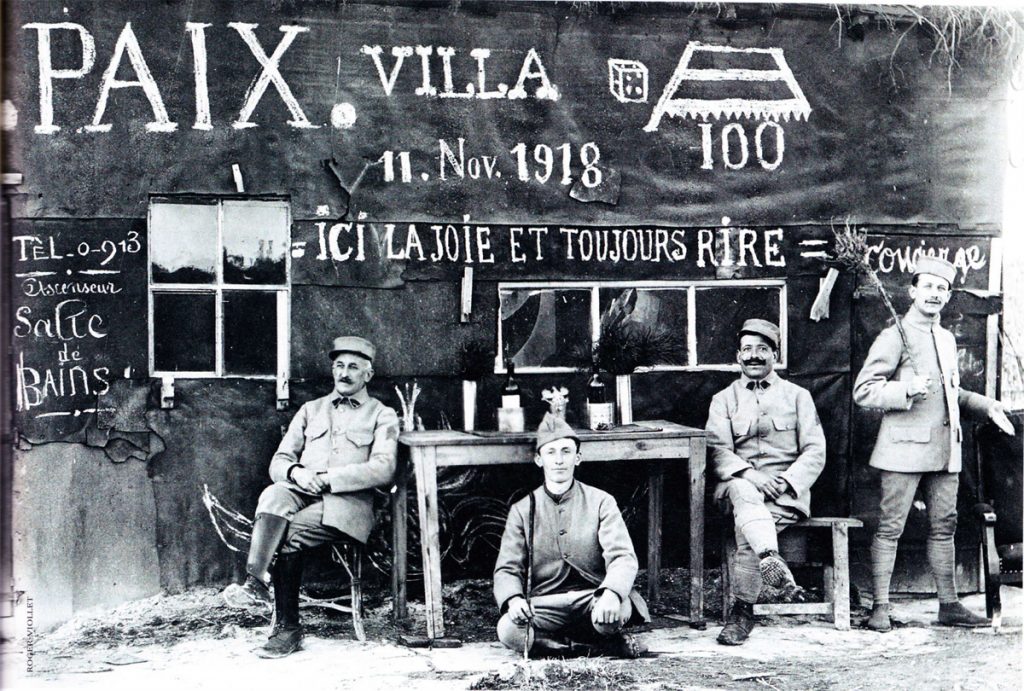Soldats français sur le front lors de l’annonce de la fin des combats, 1918.