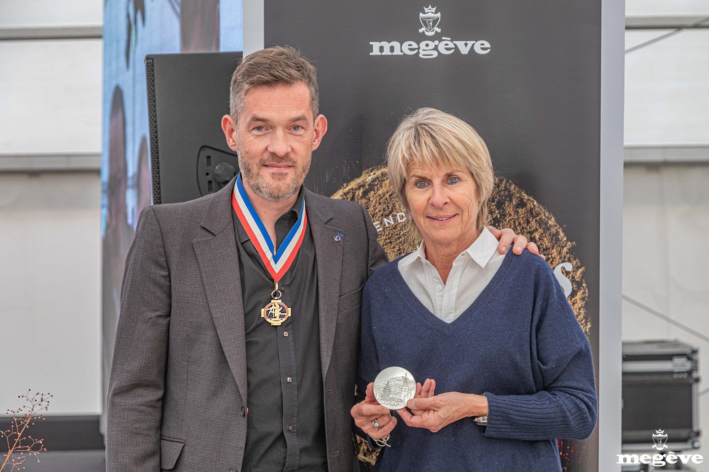 Catherine Jullien-Breche avec la médaille de Megève et Nicolas Salagnac. Crédit photo : Commune de Megève / Simon Garnier.