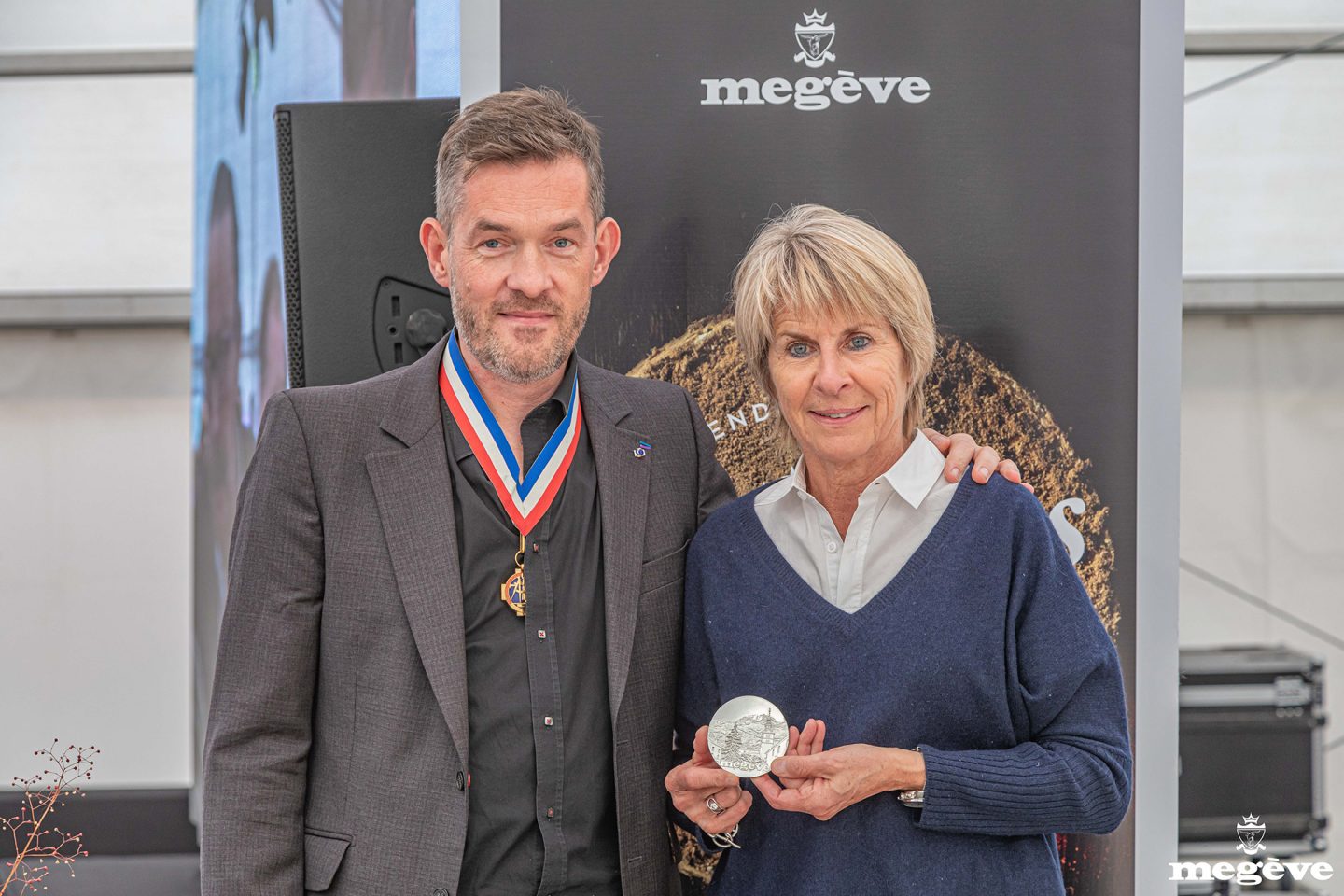 Catherine Jullien-Breche avec la médaille de Megève et Nicolas Salagnac. Crédit photo : Commune de Megève / Simon Garnier.