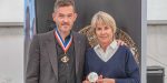 Catherine Jullien-Breche avec la médaille de Megève et Nicolas Salagnac. Crédit photo : Commune de Megève / Simon Garnier.