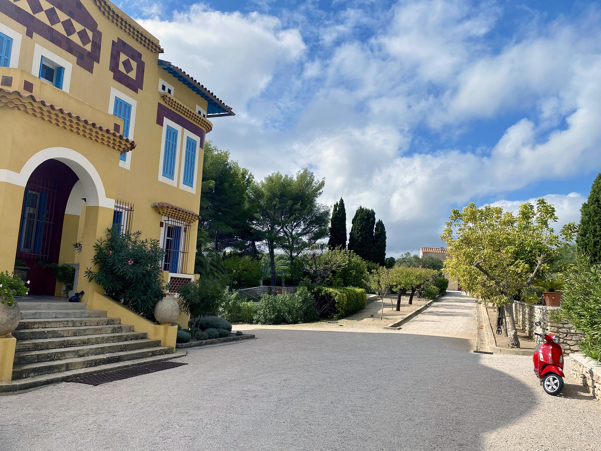 La médaille du centenaire du Clos Magdeleine : un hommage à Cassis, entre vignes et mer